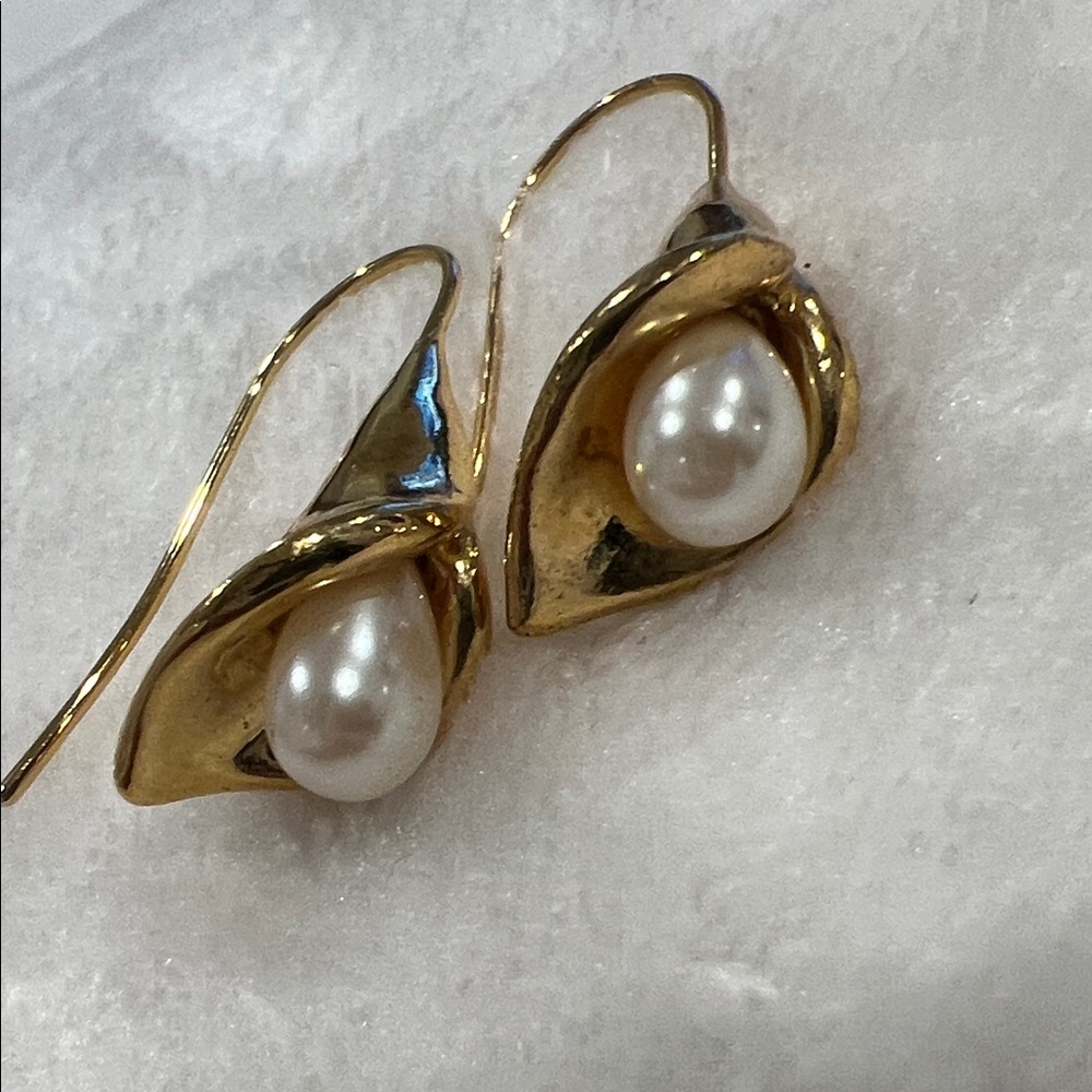Vintage Lilly Gold and Pearl Drop Earrings - Picture 9 of 10
